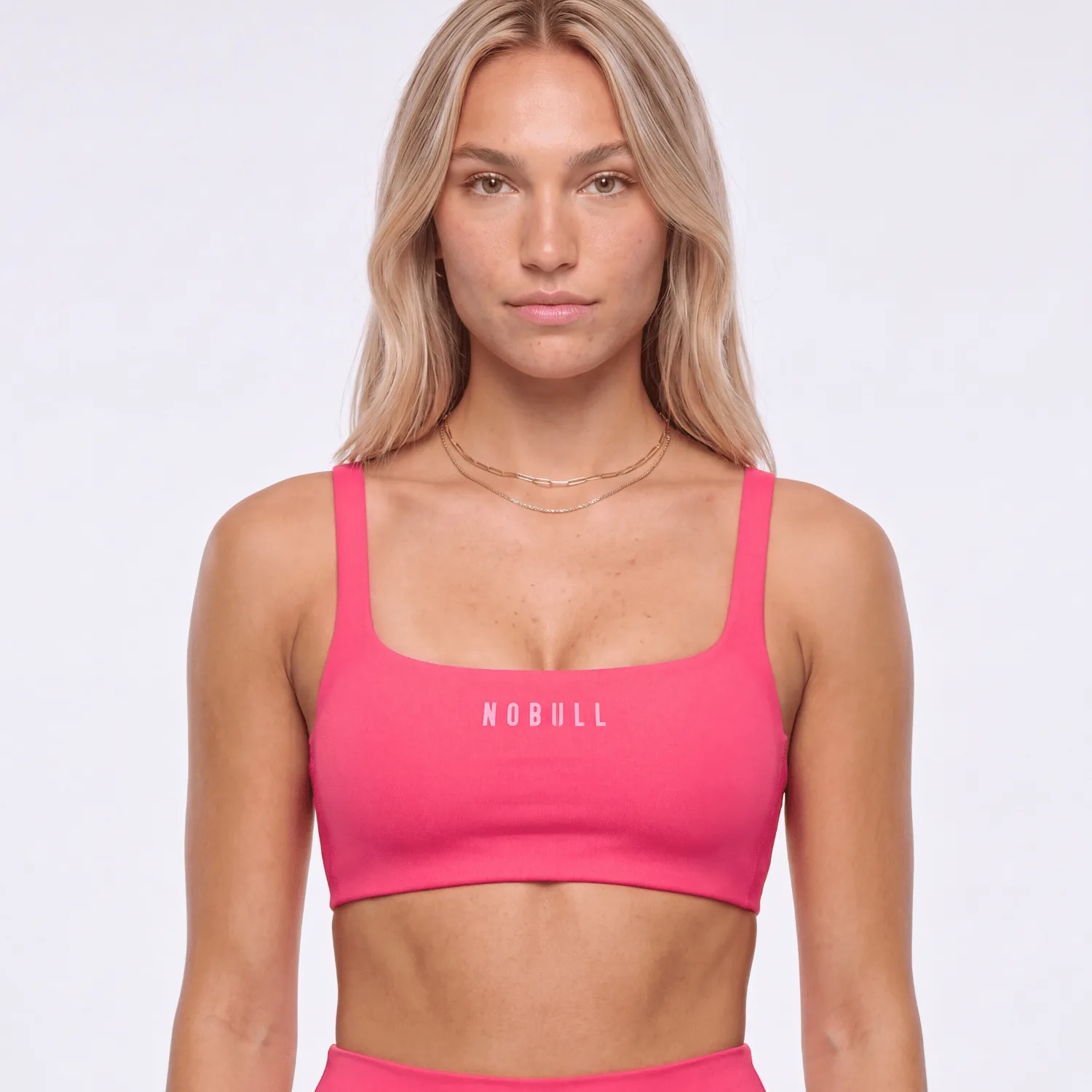 AI Brand Shooting: modella con top sportivo fucsia
