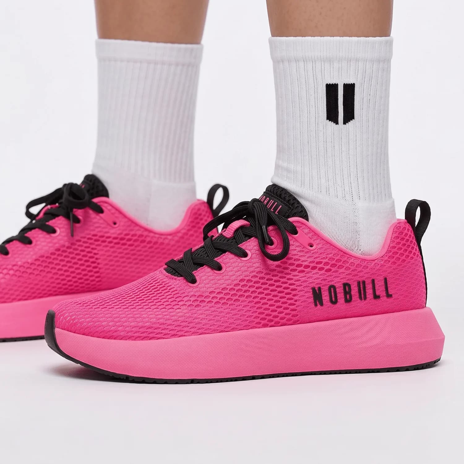 AI Brand Shooting: dettaglio sneaker e calzini a contrasto