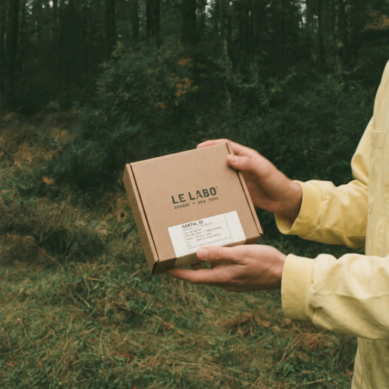 AI Social Content: unboxing del packaging in esterna